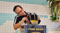 Pengaman kepala yang didedikasikan khusus untuk Shinyo Nakano itu dibanderol Rp 25 juta. Foto: Septian Farhan Nurhuda/detik.com