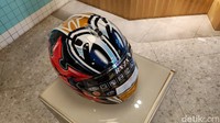 Dari sisi keamanan, Arai RX7X Nakano Shuriken Gold Limited Edition dilengkapi sistem ventilasi canggih untuk menjaga suhu di dalam helm. Foto: Septian Farhan Nurhuda/detik.com