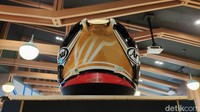 Arai RX7X Nakano Shuriken Gold sudah bisa dipesan mulai bulan depan di diler-diler rekanan Arai di Indonesia. Foto: Septian Farhan Nurhuda/detik.com