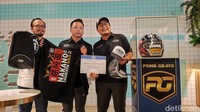 Pembelian helm Arai RX7X Nakano Shuriken Gold juga dilengkapi beberapa merchandise tambahan, seperti Single Bag Helmet Arai, Circuit Cap Arai, Visor Vas-V Top Shield Smoke, Hoodie Arai Indonesia, dan sertifikat Limited Edition. Foto: Septian Farhan Nurhuda/detik.com