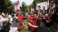 Acara sosialisasi itu dimeriahkan dengan tarian tradisional. Bahkan Arsjad Rasjid juga ikut menari bersama. 