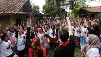 Arsjad Rasjid dan warga kompak mengacungkan tiga jarinya di sela-sela sosialisasi. 
