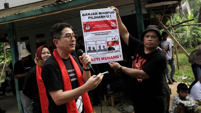 Ketua TPN Arsjad Rasjid melakukan sosialisasi cara mencoblos pasangan calon nomor urut 3 Ganjar-Mahfud saat 14 Februari 2024 ke warga di Desa Barugubug, Karawang, Sabtu (23/12/2023).