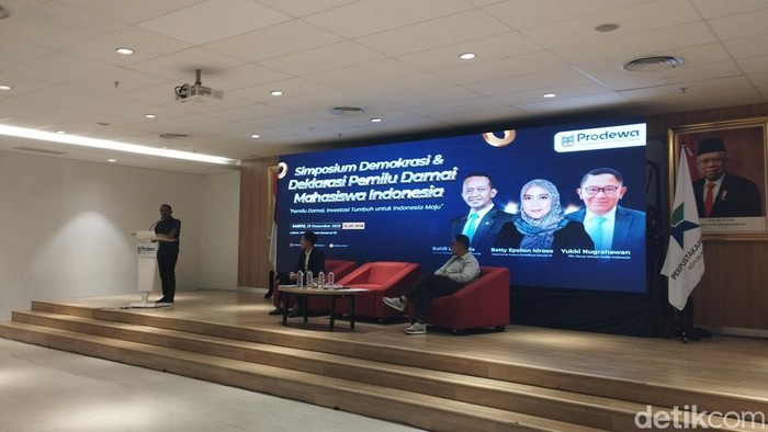 Bahlil di acara Simposium Demokrasi dan Deklarasi Pemilu Damai Mahasiswa Indonesia, di Perpustakaan Nasional, Jakarta, Sabtu (23/12/2023).
