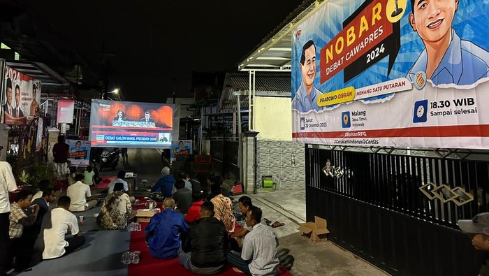 Barisan Relawan For Gibran (RFG) pendukung Prabowo-Gibran menggelar nonton bareng debat kedua Pilpres 2024