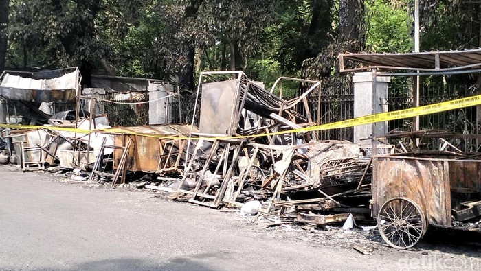 Belasan lapak PKL yang sudah dalam keadaan hangus terbakar masih berserakan di pinggir Jalan Cilaki yang berada dekat dengan Taman Cibeunying.