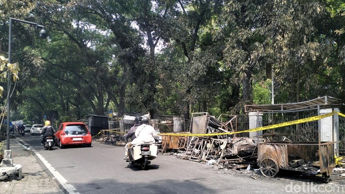 Belasan lapak PKL yang sudah dalam keadaan hangus terbakar masih berserakan di pinggir Jalan Cilaki yang berada dekat dengan Taman Cibeunying.