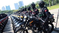 Kamis, 21 Desember 2023, Polri menggelar apel pasukan Operasi Lilin 2023 dalam rangka pengamanan Natal dan tahun baru 2024. Apel digelar di Silang Monas, Jakarta. Chelsea Olivia Daffa/detikcom