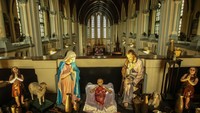 Di hari yang sama, Gereja Katadral Jakarta juga melakukan persiapan  jelang Natal. Para pekerja sibuk membersihkan sejumlah patung dan ruangan untuk kenyamanan para jemaat. Rifkianto Nugroho/detikcom