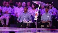 Jumat, 22 Desember 2023, debat kedua Pilpres 2024 menampilan ketiga paslon cawapres. Momen unik pertama ada pasangan Raffi Ahmad dan Nagita Slavina di belakang Prabowo. Andhika Prasetia/detikcom