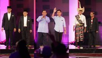 Ketiga paslon Capres-cawapres kembali hadir dengan kotum yang khas. Anies-Cak Imin kompak mengenakan setelan jas hitam, Prabowo-Gibran seperti biasa tampil mengenakan kemeja biru muda dan Ganjar-Mahfud terlihat mengenakan pakaian adat. Andhika Prasetia/detikcom