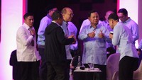 Momen unik lainnya yakni saat Prabowo memberikan apresiasi lewat acungan jempol kepada Gibran saat sesi segmen berakhir. Andhika Prasetia/detikcom