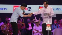 Di akhir debat, Gibran juga sempat menyalami Mahfud-Cak Imin satu per satu. Andhika Prasetia/detikcom