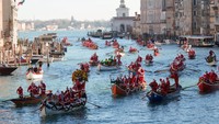 Dari Venesia, Italia, kesibukan perayaan Natal dilakukan dengan lomba perahu yang diikuti sejumlah warga lengkap dengan pakaian Sinterklas. REUTERS/Manuel Silvestri