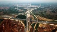 Masih dihari yang sama, persiapan jelang Nataru juga dilakukan lewat beroperasinya Tol Jakarta-Cikampek (Japek) II Selatan secara fungsional dan gratis. Sebagai informasi, tol fungsional ini akan dibuka dengan beberapa catatan. Salah satunya hanya dioperasikan secara situasional, sesuai diskresi kepolisian. Lalu hanya kendaraan kecil golongan I non bus yang dapat melintas. Antara Foto/Raisan Al Farisi