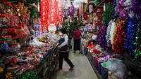 Persiapan Natal juga terliat dari penjualan pernak pernik di kawasan Pasar Asemka, Jakarta Barat. Pernak-pernik yang dijual mulai dari pohon natal, lonceng hingga bando. Pradita Utama/detikcom