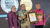 Kepala Divisi Legal dan Kepatuhan BRI Life, Yun Yun Maulana (tengah) menerima penghargaan Indonesia Most Trusted Companies Based on Corporate Governance Perception Index (CGPI), dalam ajang Indonesia Good Corporate Governance Award 2023 yang diselenggarakan The Indonesian Institute for Corporate Governance (IICG) dan SWA Media Group.