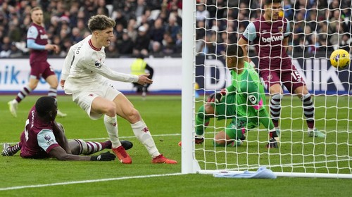 Manchester Uniteds Alejandro Garnacho, centre left, fails to score a goal during the English Premier League soccer match between West Ham United and Manchester United at the London stadium in London, Saturday, Dec. 23, 2023. (AP Photo/Kirsty Wigglesworth)