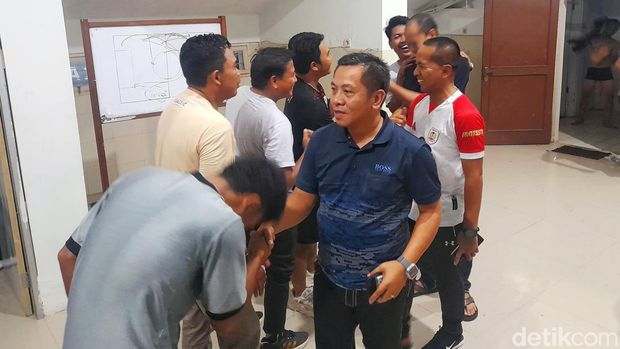Bupati Karawang Aep Syaepuloh saat memberi ucapan selamat kepada pemain Persika 1951.