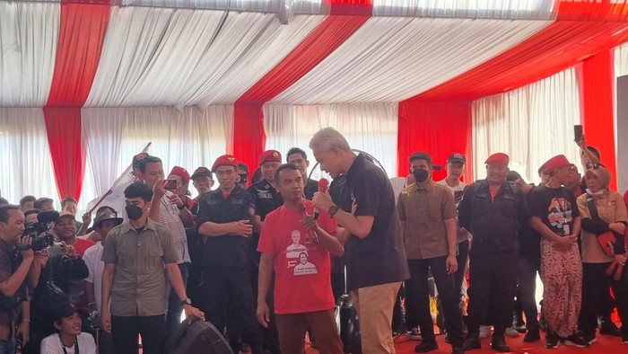 Capres nomor urut 3 Ganjar Pranowo bertemu nelayan di Indramayu, Jawa Barat.