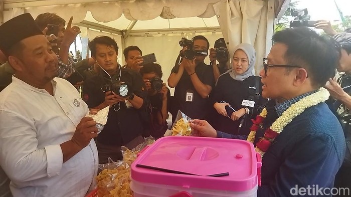 Cawapres Muhaimin Iskandar (Cak Imin) saat menemui pelaku UMKM di Kudus, Jawa Tengah, Sabtu (23/12/2023). (Fadil/detikcom)