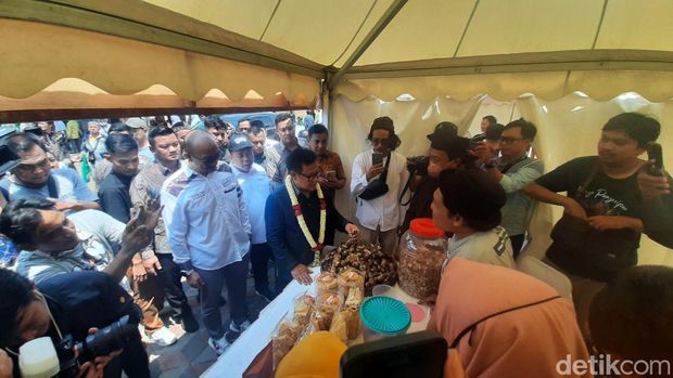 Cawapres nomor urut 1 Muhaimin Iskandar menemui 1.000 pelaku UMKM di gedung serba guna Desa Kandangmas Kecamatan Dawe, Kabupaten Kudus, Sabtu (23/12/2023).