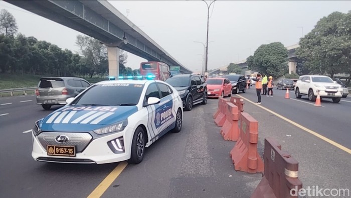 Contraflow di ruas jalan tol Jakarta-Cikampek
