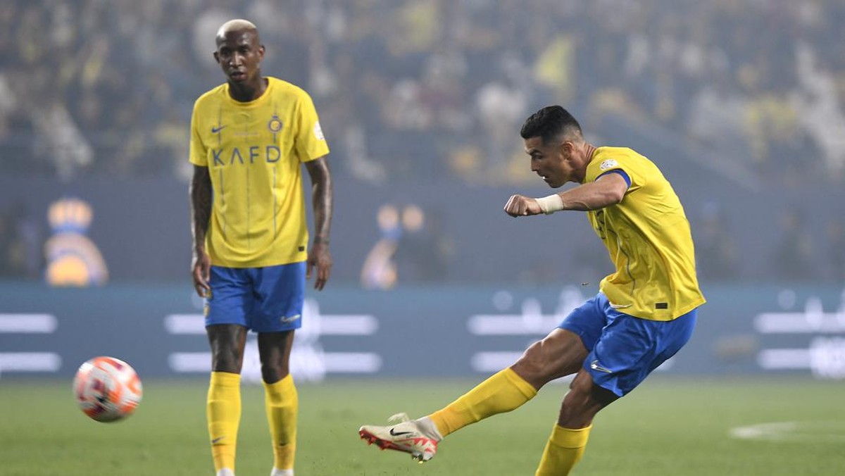 Ronaldo (kanan) beraksi saat melawan Al Ettifaq. Foto: REUTERS/STRINGER