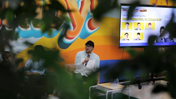 Diskusi Ekonomi Syariah Dewan Pakar Eksyar TKN Prabowo-Gibran, Rezza Arief Budy Artha; Syariah Financial Planner, Kays Abdul Fattah; Captain Tim Fanta Syariah, Rio Chaniado dan Akademisi Ekonomi Syariah, Wahyudin Rahman saat menjadi pembicara dalam diskusi Ekonomi Syariah di Fanta Headquarters (HQ), Jakarta, Sabtu (23/12/2023). Diskusi ini membahas hasil debat cawapres dari perspektif ekonomi syariah. Mulai dari SGIE yang dimunculkan cawapres Gibran, hingga prospek ekonomi syariah agar semakin melejit ke depannya.