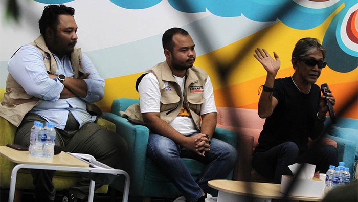 Diskusi Rumus Kemajuan Prabowo-Gibran (Kiri ke kanan) Moderator, Antony Yudha; Ex Koordinatoriat Pusat BEM Nusantara 2021 Eko Pratsam dan Dewan Pakar TKN Prabowo-Gibran, Ferry Latuhihin saat menjadi pembicara dalam diskusi evaluasi debat cawapres di TKN Fanta HQ, Jakarta, Sabtu (23/12/2023). Diskusi ini membahas