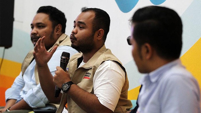 (Kiri ke kanan) Moderator, Antony Yudha; Ex Koordinatoriat Pusat BEM Nusantara 2021 Eko Pratsam dan Dewan Pakar TKN Prabowo-Gibran, Ferry Latuhihin  saat menjadi pembicara dalam diskusi evaluasi debat cawapres di TKN Fanta HQ, Jakarta, Sabtu (23/12/2023). Diskusi ini membahas 