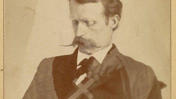 William Mumler bisa disebut sebagai pionir dalam genre fotografi ini. Pada tahun 1860-an, dia membantu ratusan orang dengan menciptakan gambar “nyata” dari kliennya yang berdiri di samping kerabat mereka yang telah meninggal Foto: News4jax