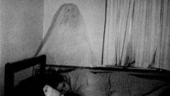Gambar ini telah lama ditampilkan sebagai salah satu foto hantu asli. Belum lama ini, diunggah ke website yang berisi gambar hantu palsu yang diambil pengunjung, sehingga “sifatnya” menimbulkan banyak pertanyaan. Foto: News4jax