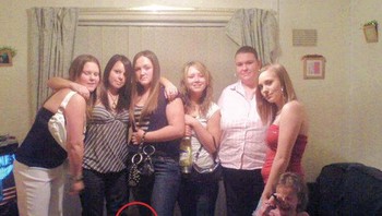 Fotografernya, Matthew Summers, pada awalnya juga tidak melihat sesuatu yang aneh, tapi ketika dia memperbesar, dia melihat seorang gadis kecil di antara kaki para gadis di sebelah kiri. Foto: News4jax
