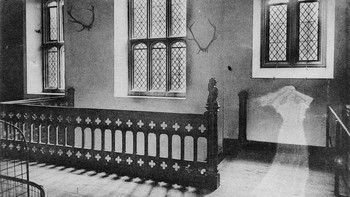Gambar ini dimaksudkan untuk menunjukkan Catherine Howard, istri kelima Raja Henry VIII yang dieksekusi karena perzinahan pada tahun 1542. Dia dikatakan menghantui Ruang Horn di Istana Hampton Court. Foto: News4jax