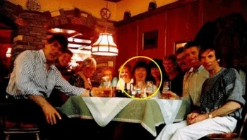 Hotel Vierjahreszeiten di Maurach, Austria sepertinya merupakan tempat liburan yang sempurna bagi sekelompok teman yang sedang berlibur pada tahun 1988. Namun sebelum terbang pulang, mereka memutuskan untuk berkumpul untuk pesta perpisahan di restoran hotel.  Untuk menandai acara tersebut, mereka berfoto bersama. Setelah dicetak ternyata ada anggota yang tidak dikenali. Foto: News4jax