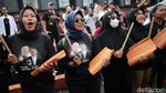 Ganjar dan Warga Main Kesenian Rampak Genteng Bareng di Majalengka