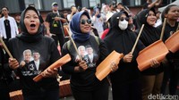 Ganjar memainkan rampak genteng bersama warga. 