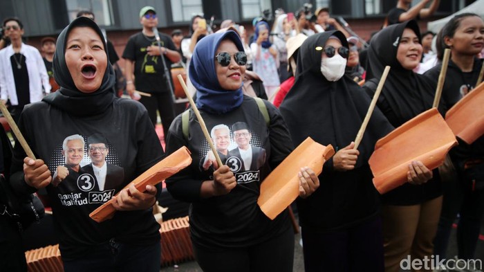 Ganjar dan Warga Main Kesenian Rampak Genteng Berang di Majalengka Capres nomor urut 3, Ganjar Pranowo, melakukan kampanye ke daerah Kertajati, Majalengka, Jawa Barat. Di sela-sela acara kampanye, Ganjar mencoba memainkan kesenian Rampak Genteng.