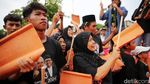 Ganjar dan Warga Main Kesenian Rampak Genteng Bareng di Majalengka