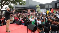 Ganjar memberikan sambutan di hadapan warga Majalengka. 