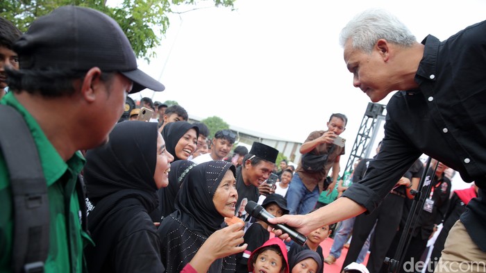 Capres nomor urut 3, Ganjar Pranowo, melakukan kampanye ke daerah Kertajati, Majalengka, Jawa Barat. Di sela-sela acara kampanye, Ganjar mencoba memainkan kesenian Rampak Genteng.