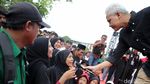 Ganjar dan Warga Main Kesenian Rampak Genteng Bareng di Majalengka