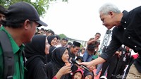 Ganjar juga berdialog dengan warga. 