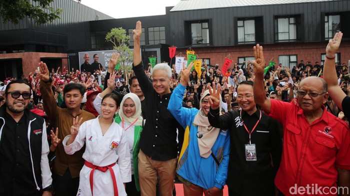 Capres nomor urut 3, Ganjar Pranowo, melakukan kampanye ke daerah Kertajati, Majalengka, Jawa Barat. Di sela-sela acara kampanye, Ganjar mencoba memainkan kesenian Rampak Genteng.