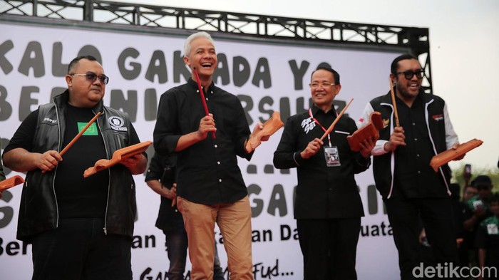 Capres nomor urut 3, Ganjar Pranowo, melakukan kampanye ke daerah Kertajati, Majalengka, Jawa Barat. Di sela-sela acara kampanye, Ganjar mencoba memainkan kesenian Rampak Genteng.