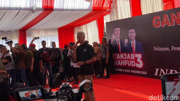 Ganjar Pranowo dalam acara pertemuan dan diskusi bersama nelayan di Tempat Pelelangan Ikan (TPI) Karangsong, Indramayu, Sabtu (23/12/2023). (Wildan/detikcom)