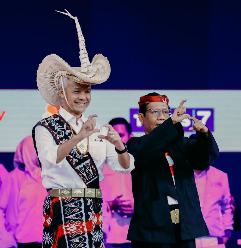 Ganjar Pranowo dan Mahfud MD pakai busana adat di debat cawapres 2024.