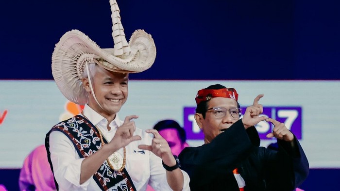 Ganjar Pranowo dan Mahfud MD pakai busana adat di debat cawapres 2024.