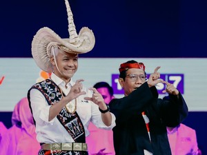 Tampil Beda, Gaya Ganjar Pranowo & Mahfud MD Pakai Baju Adat di Debat Cawapres
